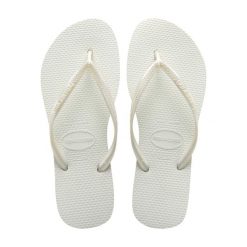 Klapki Havaianas Model 4000030 Kolor Biały. Białe klapki damskie Havaianas, bez wzorów, z gumy, bez obcasa, bez zapięcia. Za 132.90 zł.