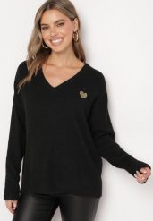 Czarny Sweter z Wełną i Trójkątnym Dekoltem Zivida. Czarne swetry nierozpinane damskie Born2be, bez wzorów, z jeansu, eleganckie, bez kołnierzyka, bez ramiączek. Za 129.99 zł.