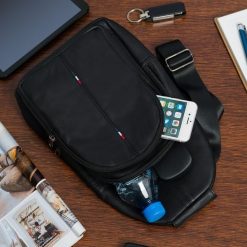 Czarna saszetka nerka przez ramię crossbody męska modna torba dwukomorowa skóra naturalna F01black. Czarne saszetki i nerki męskie bez wzorów, ze skóry. Za 109.90 zł.