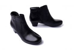 LANQIER 39C757 black, botki damskie. Czarne botki damskie Lanqier, na zimę, bez wzorów, z polaru, bez obcasa, na obcasie, bez zapięcia. Za 449.95 zł.