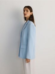Dwurzędowa marynarka oversize - jasnoniebieski. Niebieskie marynarki i żakiety damskie Reserved, bez wzorów, z tkaniny, bez kołnierzyka, bez ramiączek. W wyprzedaży za 99.99 zł.