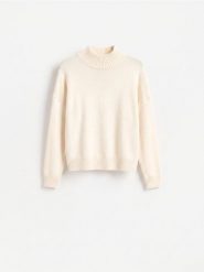 Sweter z obniżoną linią ramion - kremowy. Białe swetry nierozpinane damskie Reserved, l, bez wzorów, z dzianiny, bez kołnierzyka, bez ramiączek. Za 119.99 zł.