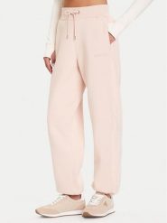 Guess Spodnie dresowe V5BB10 KB681 Różowy Regular Fit. Czerwone spodnie dresowe damskie Guess, z aplikacjami, z dresówki. Za 299.99 zł.