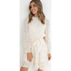 Beżowa Sukienka Koronkowa Wiązana w Pasie Mova. Brązowe sukienki damskie Born2be, l, bez wzorów, z koronki, bez kołnierzyka, bez ramiączek, mini. Za 139.99 zł.