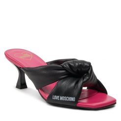 Klapki LOVE MOSCHINO. Czarne klapki damskie Love Moschino, bez wzorów, bez obcasa, bez zapięcia. Za 1,809.00 zł.