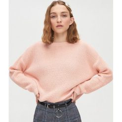 Sweter z dekoltem V-neck - Różowy. Czerwone swetry nierozpinane damskie Cropp, l, bez wzorów, bez kołnierzyka, bez ramiączek. Za 69.99 zł.