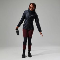 Kurtka puchowa damska Berghaus Tephra Stretch Reflect 2.0 Hoody. Czarne kurtki sportowe damskie Berghaus, bez wzorów, z puchu, bez ramiączek, bez kaptura, trekkingowe. Za 809.99 zł.