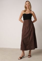 Brązowa Rozkloszowana Spódnica z Imitacji Zamszu Basara. Brązowe spódnice damskie Born2be, do pracy, l, bez wzorów, z materiału, biznesowe, midi, koszulowe. Za 179.99 zł.