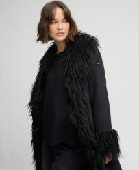 Superdry Long Afghan Coat – długi płaszcz slim z sztruksu. Czarne płaszcze damskie Superdry, z aplikacjami, z materiału, bez kołnierzyka, bez kaptura. Za 670.85 zł.