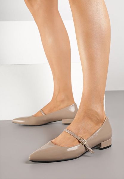 Ciemnobeżowe Lakierowane Balerinki Vices ze Skórzaną Wkładką i Paskiem Timaelle. Brązowe czółenka damskie Born2be, bez wzorów, z jeansu, eleganckie, bez obcasa, bez zapięcia. Za 69.99 zł.