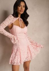 Jasnoróżowa Koktajlowa Koronkowa Sukienka o Rozkloszowanym Kroju Nelfedi. Czerwone sukienki damskie Renee, m, bez wzorów, z koronki, eleganckie, bez kołnierzyka, bez ramiączek, mini, rozkloszowane. Za 179.99 zł.