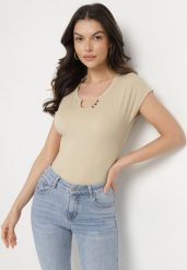 Beżowy T-shirt o Dopasowanym Kroju z Wycięciem i Guzikami przy Dekolcie Ballirea. Brązowe t-shirty damskie Born2be, m, bez wzorów, z jeansu, eleganckie, bez kołnierzyka, bez ramiączek. Za 34.99 zł.