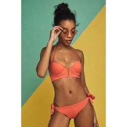 Undiz - Figi kąpielowe Creoliz-Tanga. Czerwone bikini Undiz, bez wzorów, z elastanu. W wyprzedaży za 34.90 zł.