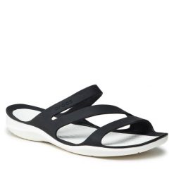 Klapki Crocs. Czarne klapki damskie Crocs, bez wzorów, bez obcasa, bez zapięcia. Za 149.99 zł.
