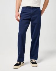 MESKIE SPODNIE MATERIALOWE WRANGLER RELAXED CHINO NAVY 112373190. Niebieskie eleganckie spodnie męskie Wrangler, bez wzorów, z materiału. Za 219.99 zł.