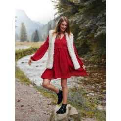 LUŹNA SUKIENKA Z FRĘDZLAMI. Czerwone sukienki damskie TOP SECRET, na co dzień, na jesień, z aplikacjami, z bawełny, eleganckie, bez kołnierzyka, bez ramiączek. W wyprzedaży za 59.99 zł.