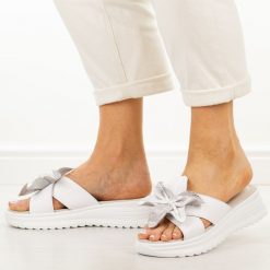 Białe skórzane klapki damskie Cambell 40355. Białe klapki damskie Cambell, na lato, z aplikacjami, z jeansu, eleganckie, bez obcasa, na koturnie, bez zapięcia. Za 199.00 zł.