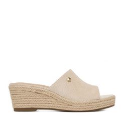 Klapki Beverly Hills Polo Club. Brązowe klapki damskie Beverly Hills Polo Club, bez wzorów, bez obcasa, bez zapięcia. Za 224.99 zł.