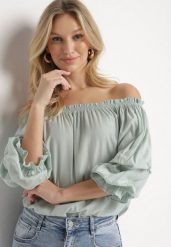 Niebieska Bluzka z Wiskozą Dekoltem w Łódkę i Falbanami Fenalora. Niebieskie bluzki damskie Born2be, bez wzorów, z jeansu, eleganckie, bez kołnierzyka, bez ramiączek. Za 44.99 zł.
