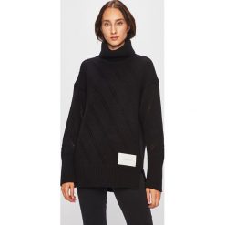 Calvin Klein - Sweter. Czarne swetry nierozpinane damskie Calvin Klein, l, bez wzorów, z bawełny, bez kołnierzyka, bez ramiączek. W wyprzedaży za 499.90 zł.