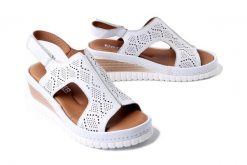 ARTIKER RELAKS 56C0924 biały, sandały damskie. Białe sandały damskie Artiker Relaks, bez wzorów, bez obcasa, na koturnie, bez zapięcia. Za 181.93 zł.