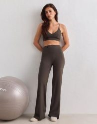 Damskie legginsy z prostą nogawką, dłuższe Sense w kolorze ciemnego bluszczu. Zielone legginsy damskie Aim'n, bez wzorów, z elastanu. Za 349.00 zł.