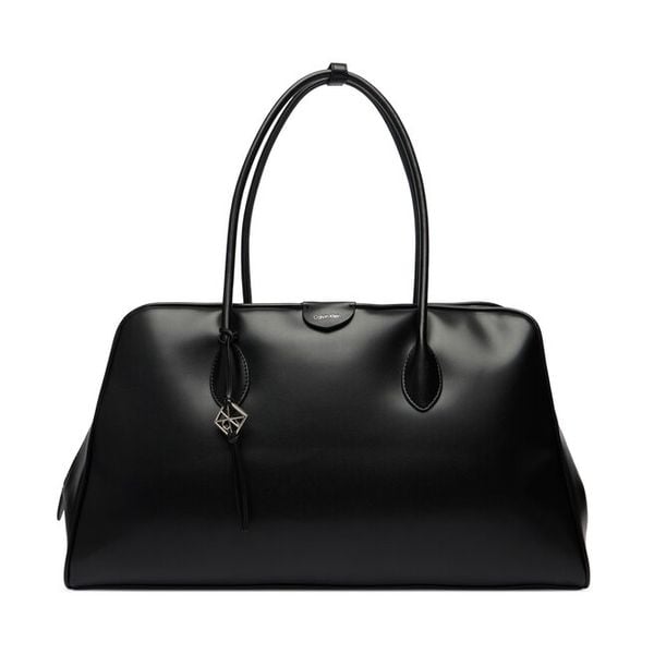 Torebka Calvin Klein. Czarne shopperki damskie Calvin Klein, bez wzorów, bez dodatków. Za 493.99 zł.