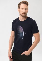 Granatowy t-shirt z printem T-LUNAR. Niebieskie t-shirty męskie Volcano, m, z aplikacjami, z bawełny, bez kołnierzyka, bez ramiączek. Za 69.99 zł.
