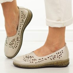 Beżowe ażurowe półbuty damskie Potocki 90392. Brązowe półbuty damskie POTOCKI, na lato, w ażurowe wzory, z jeansu, eleganckie, bez obcasa, na płaskiej podeszwie, bez zapięcia. Za 149.00 zł.