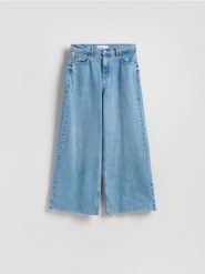 Jeansy wide leg z wysokim stanem - niebieski. Niebieskie jeansy damskie Reserved, bez wzorów, z bawełny, z podwyższonym stanem. Za 139.99 zł.