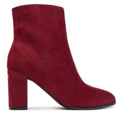Botki Guess. Czerwone botki damskie Guess, z aplikacjami, bez obcasa, na słupku, bez zapięcia. Za 544.99 zł.