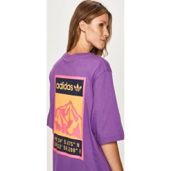 Adidas Originals - T-shirt. Fioletowe t-shirty damskie adidas Originals, l, bez wzorów, z bawełny, bez kołnierzyka, bez ramiączek. Za 119.90 zł.