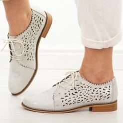 Białe ażurowe skórzane półbuty damskie Cambell 19386. Białe półbuty damskie Cambell, na lato, w ażurowe wzory, z jeansu, biznesowe, z okrągłym noskiem, bez obcasa, na obcasie, bez zapięcia. Za 239.00 zł.