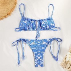 Bikini plażowe z regulowanym wiązaniem Kellie. Czerwone bikini Intica, bez wzorów, z materiału. Za 149.00 zł.