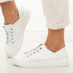 Białe skórzane półbuty damskie Vinceza 79590. Białe półbuty damskie VINCEZA, na lato, bez wzorów, z jeansu, eleganckie, z okrągłym noskiem, bez obcasa, bez zapięcia. Za 219.00 zł.