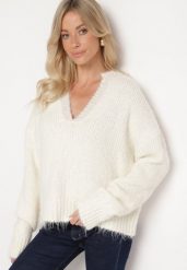 Jasnobeżowy Krótki Sweter z Wełną i Głębokim Dekoltem w Serek Savalithia. Brązowe swetry nierozpinane damskie Born2be, na zimę, bez wzorów, z wełny, bez kołnierzyka, bez ramiączek. Za 149.99 zł.