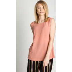Wiskozowy top w pudrowym kolorze KLASYKA BIALCON. Czerwone topy damskie KLASYKA BIALCON, bez wzorów, z wiskozy, biznesowe, bez kołnierzyka, bez ramiączek. Za 89.00 zł.