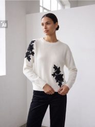 Sweter oversize z motywem kwiatowym - kremowy. Białe swetry nierozpinane damskie Sinsay, l, bez wzorów, bez kołnierzyka, bez ramiączek. Za 49.99 zł.