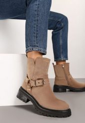 Ciemnobeżowe Botki z Imitacji Zamszu Zdobione Klamrą w Motocyklowym Stylu Ninnalea. Brązowe botki damskie Born2be, z aplikacjami, z jeansu, eleganckie, bez obcasa, na obcasie, bez zapięcia. Za 139.99 zł.