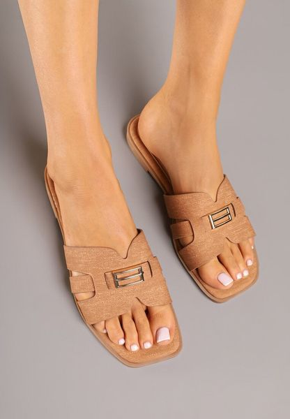 Brązowe Klapki na Płaskiej Podeszwie z Elegancką Aplikacją Ellidella. Brązowe klapki damskie Renee, z aplikacjami, eleganckie, bez obcasa, na płaskiej podeszwie, bez zapięcia. Za 59.99 zł.