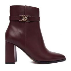 Botki Nine West. Czerwone botki damskie Nine West, bez wzorów, bez obcasa, na słupku, bez zapięcia. Za 279.99 zł.