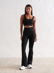 Damskie legginsy bezszwowe, prążkowane, squat proof, dzwony, skrócone czarne. Czarne legginsy damskie Aim'n, bez wzorów, z dzianiny. Za 297.00 zł.