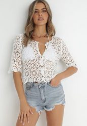 Biały Kardigan Narzutka Rosia. Białe kardigany damskie Born2be, w ażurowe wzory, z bawełny, boho, bez kołnierzyka. Za 74.99 zł.