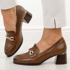 Brązowe półbuty damskie na obcasie Potocki 12784. Brązowe półbuty damskie POTOCKI, na jesień, z aplikacjami, z jeansu, biznesowe, z okrągłym noskiem, bez obcasa, na obcasie, bez zapięcia. Za 189.00 zł.