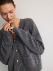 Wełniany kardigan - szary. Szare kardigany damskie Reserved, l, bez wzorów, z dzianiny, bez kołnierzyka. W wyprzedaży za 139.99 zł.