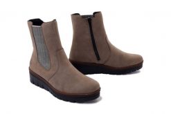 RIEKER X9180-64 beige, botki damskie. Brązowe botki damskie Rieker, na zimę, bez wzorów, z gumy, bez obcasa, na koturnie, bez zapięcia. Za 349.90 zł.