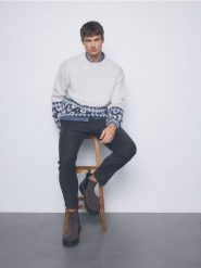 Wzorzysty sweter z domieszką wełny - kremowy. Białe swetry męskie Reserved, l, bez wzorów, z dzianiny, bez kołnierzyka, bez ramiączek. Za 159.99 zł.