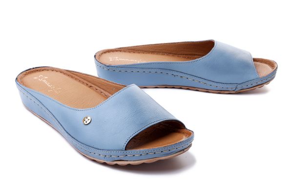 MACIEJKA 02628-62/00-5 niebieski, klapki damskie. Niebieskie klapki damskie Maciejka, na lato, bez wzorów, ze skóry, bez obcasa, na koturnie, bez zapięcia. Za 314.90 zł.