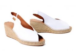 TONI PONS LAILA-P white, sandały damskie. Białe sandały damskie TONI PONS, bez wzorów, bez obcasa, bez zapięcia. Za 284.67 zł.