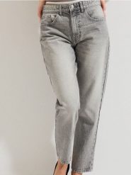 Klasyczne jeansy mom fit - szary. Szare jeansy damskie Sinsay, bez wzorów, z jeansu, klasyczne. Za 59.99 zł.